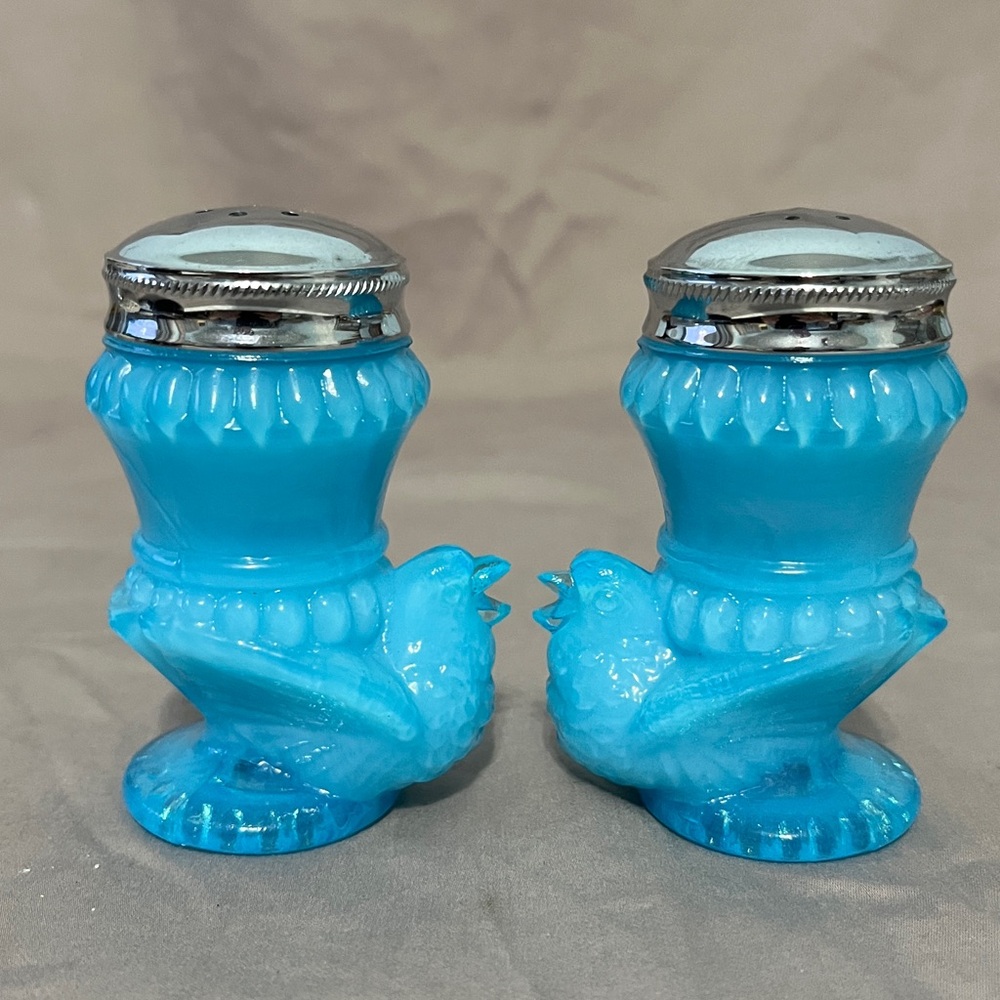 Vintage Degenhart Milk Blue Bird Glass Salt and Pepper Shakers - Picture 2 of 9